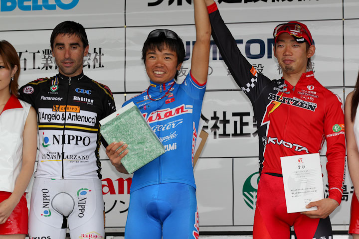ステージ表彰。辻善光(宇都宮ブリッツェン)が3位に食い込む