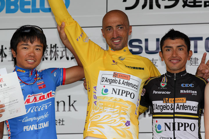 個人総合時間賞、左から3位西谷泰治(愛三レーシングチーム)、優勝フォルトゥナート・バリアーニ(ダンジェロ&アンティヌッチィ・株式会社NIPPO)、2位ミゲール・ルビアーノ・チャベス(同)