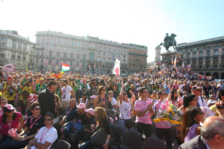 ドゥオーモ広場に集まった大勢の観客