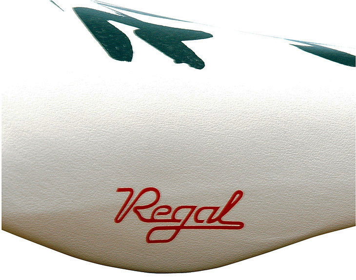 サイドロゴの「Regal」の文字は赤となる特別仕様