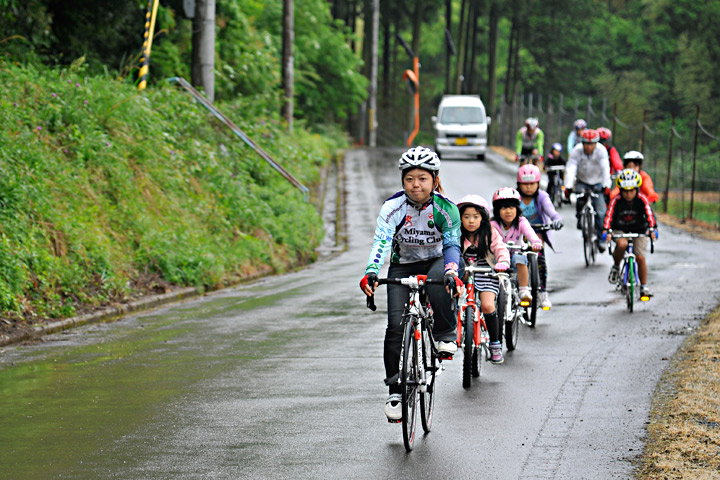 がらぱさんが先導で子供達と美山をサイクリング