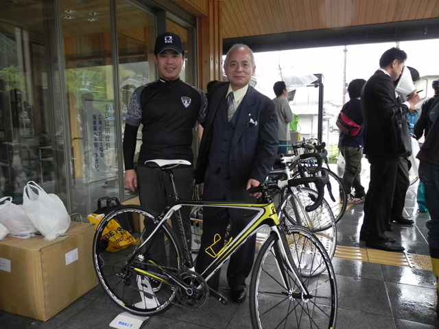 京都府自転車競技連盟会長の狩野哲男さんとMBKサイクル代理店「サイクルラインズ」代表の幸壬学さん