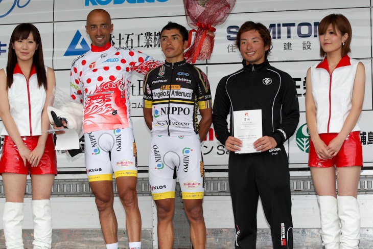 個人総合山岳賞第3位の山本元喜選手(右2人目)