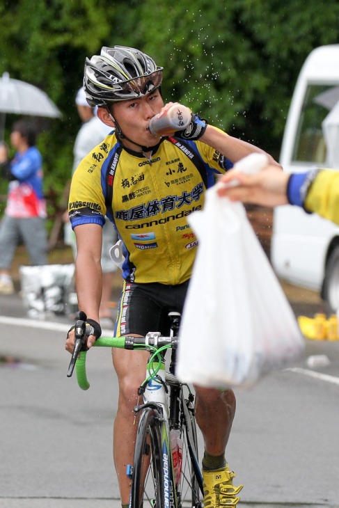 大切な補給もチームワークで万全 徳田鍛造選手