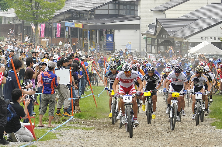 エリート男子クロスカントリーのスタート　山本幸平（チームブリヂストン アンカー）がアタックを決める