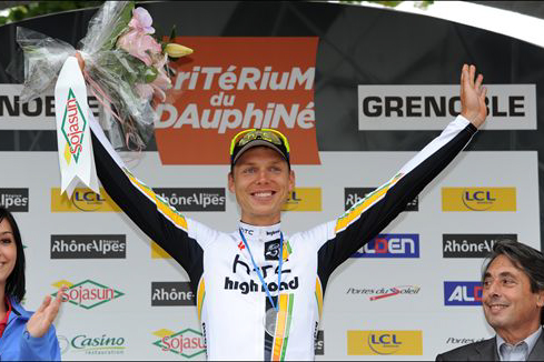 ステージ優勝を飾ったトニ・マルティン（ドイツ、HTC・ハイロード）が表彰台で笑顔を見せる