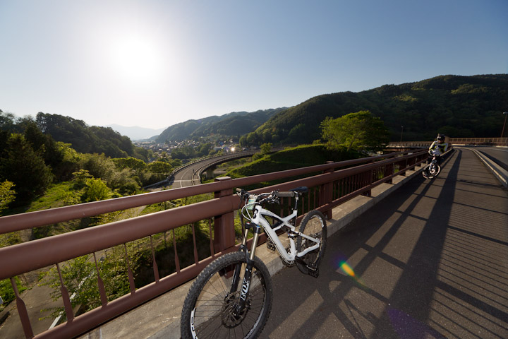 高遠城址へループ橋を上ります。目が回りそう?