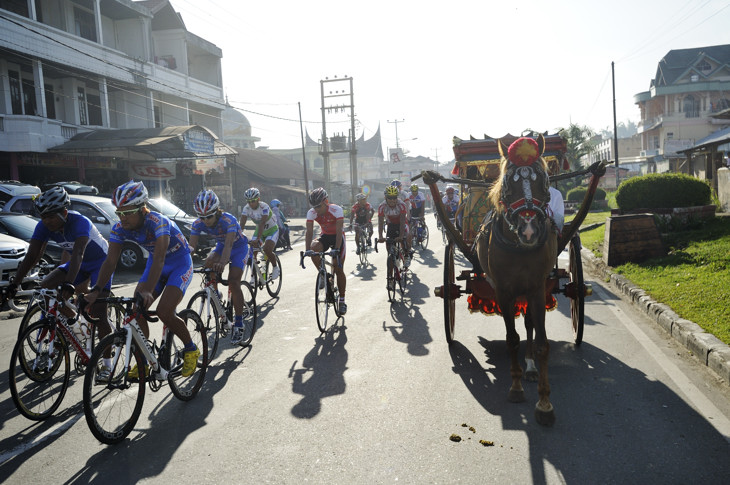 ホテルからスタート地点まで名物の馬車と一緒にパレード走行