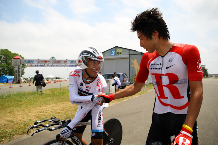 エリート男子 ゴールした福島晋一(トレンガヌ・プロアジア)が別府史之(レディオシャック)の祝福に駆けつける