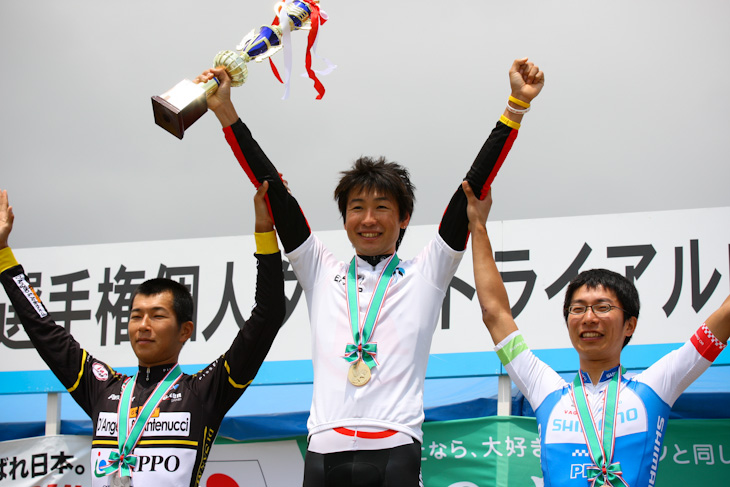 エリート男子表彰台 左から2位佐野淳哉(ダンジェロ&アンティヌッチィ・株式会社NIPPO)、優勝別府史之(レディオシャック)、3位西薗良太(シマノレーシング)