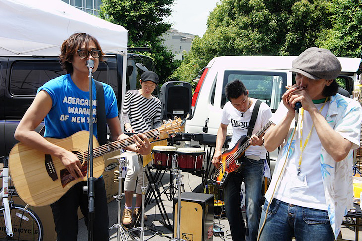 趣味は自転車というミュージシャン、秋山透さんが中心となって結成された自転車業界バンドが登場