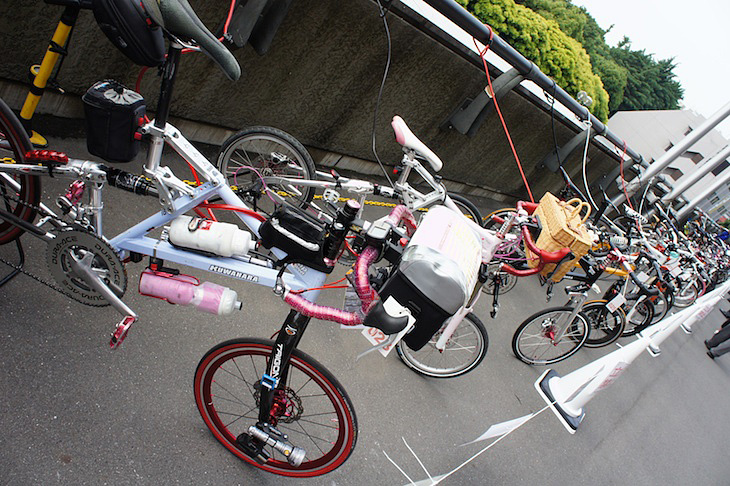 会場にずらりと並んだカスタムバイクコンテストのエントリーバイク