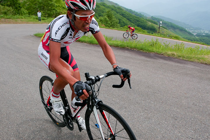 トップチューブを長めに設定する狩野智也選手（チームブリヂストン・アンカー）