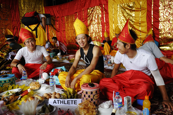 気分はインドネシア人。昼食をとる愛三工業レーシングチーム