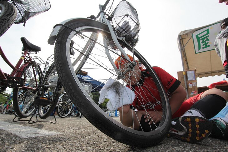 被災地へ送られる自転車は、現地への思いを込めて丁寧に磨かれた