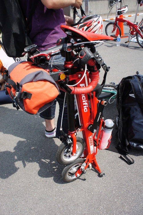 この状態で立てかけてあると、とても自転車とは思えないほどコンパクト