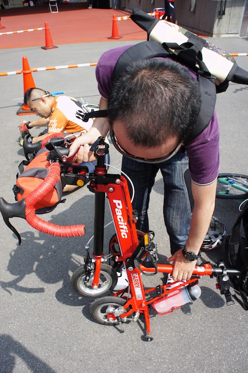 ちなみに電車内でも邪魔にならず、組み立ても早いので輪行がものすごく楽だそうです