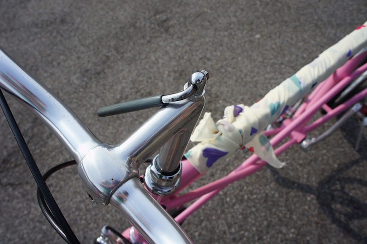 このステムのレバーがこの自転車のキモ。前輪とステム＆ハンドルを分割するネジになっている