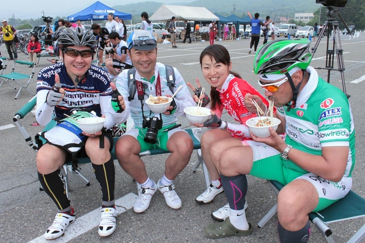 Ready Go JAPANの佐藤咲子選手夫妻と共に完走の喜びを分かち合う。