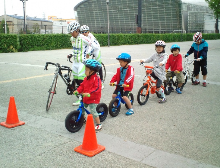 子供たちに自転車の乗り方をイチから教えます