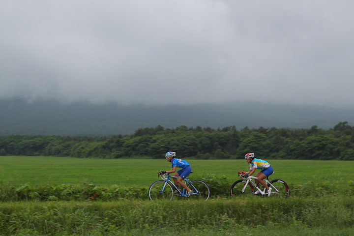 牧歌的風景の中を走るコース