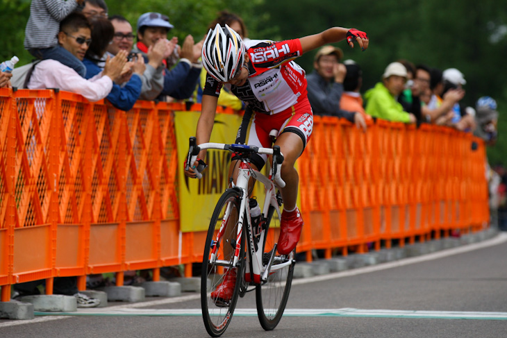 女子エリート ゴール前で片山を振り切ってゴールする萩原麻由子（サイクルベースあさひレーシング）