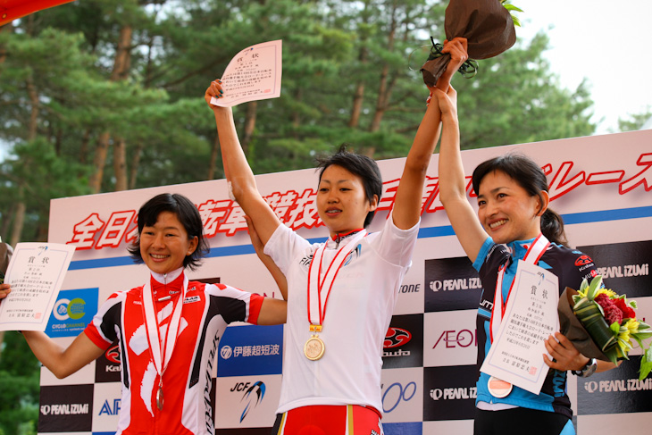 女子エリート 表彰台、左から2位片山梨絵（SPECIALIZED）、優勝萩原麻由子（サイクルベースあさひレーシング）、3位西加南子（LUMINARIA）