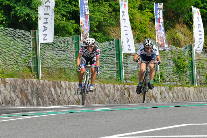 E2優勝はスプリントで左の西脇圭亮(Team AXiON - axion2011.com)