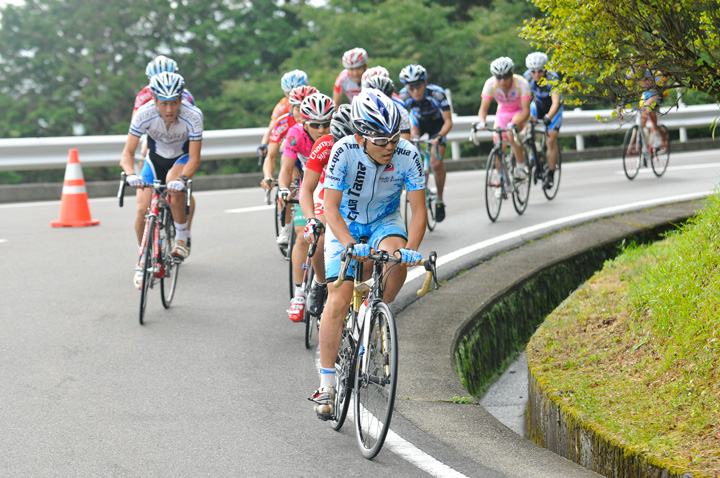 序盤に集団を引く山口博久(ACQUA TAMA)