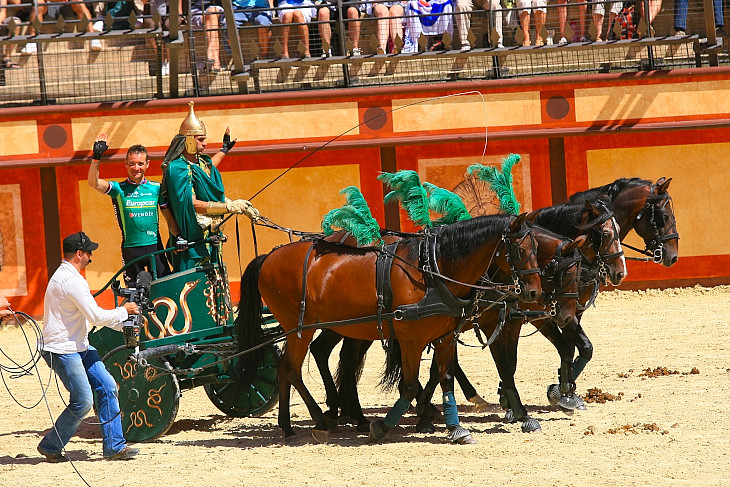 馬車に乗って登場したのはフランス選手の代表的存在、トマ・ヴォクレール!