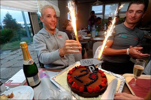 29歳の誕生日をチームメイトたちと祝うフィリップ・ジルベール(ベルギー、オメガファーマ・ロット)
