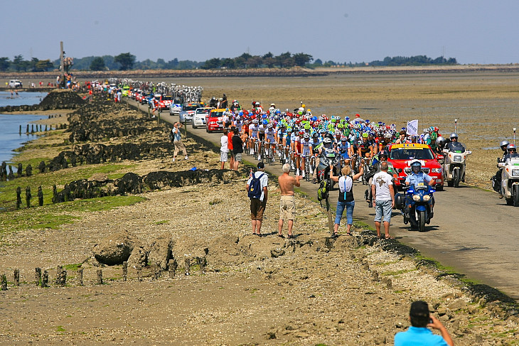 ツール・ド・フランス2011の第1ステージ、満潮時には海の底に沈む道「パサージュ・デュ・ゴワ」をゆくプロトン。21ステージ、総走行距離3430kmの長いレースが始まる