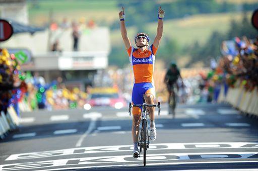 トマ・ヴォクレール(フランス、ヨーロップカー)とサンディ・カザール(フランス、FDJ)を振り切り、両手を挙げてゴールするルイスレオン・サンチェス(スペイン、ラボバンク)