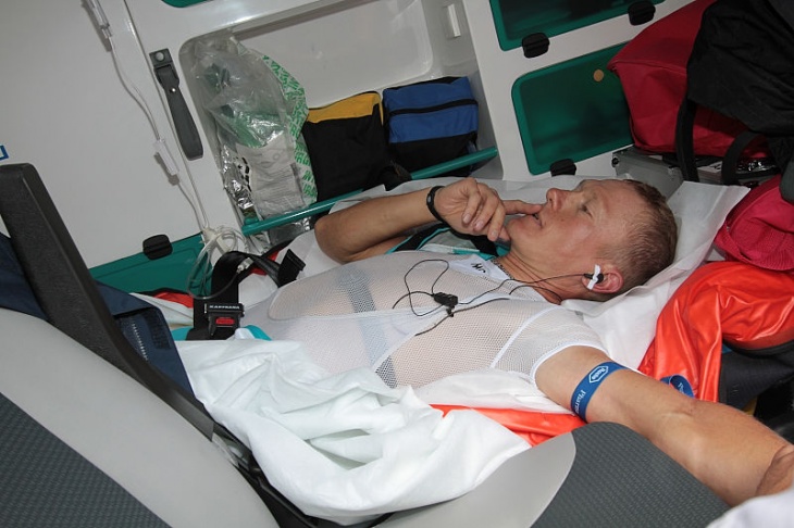 骨盤を骨折し救急車に搬送されるアレクサンドル・ヴィノクロフ（カザフスタン、アスタナ）