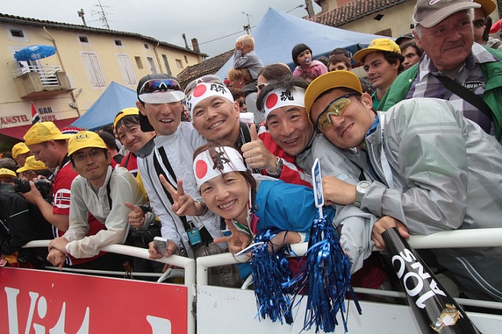 日本からのファンはハチマキ「必勝」！