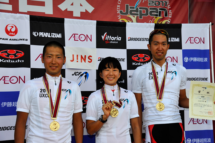 左からU23優勝の合田啓祐(TEAM SPECIALIZED)・女子優勝の片山梨絵(SPECIALIZED)・シニアエリート優勝の山本幸平(チームブリヂストン・アンカー)