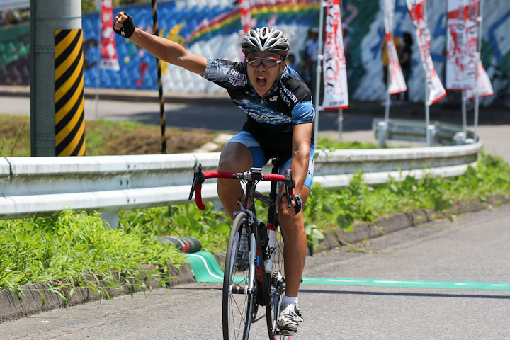 2011年のJエリートツアー石川大会で勝利する岡泰誠（当時spacebikes.com）。佐藤選手とJエリートツアー総合争いを繰り広げたライバルである