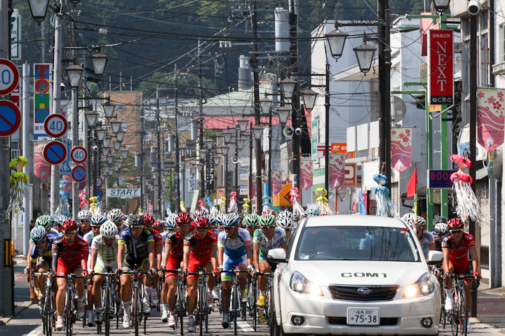 石川町内をパレード走行