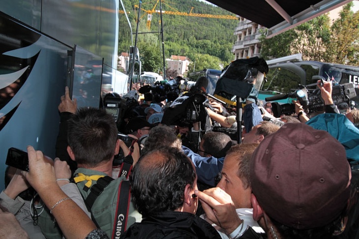 報道陣が詰めかけたサクソバンク・サンガードのチームバス