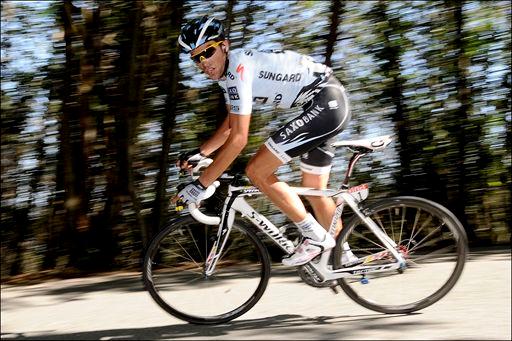 2級山岳プラマルティーノ峠の下りで飛び出すアルベルト・コンタドール(スペイン、サクソバンク・サンガード)