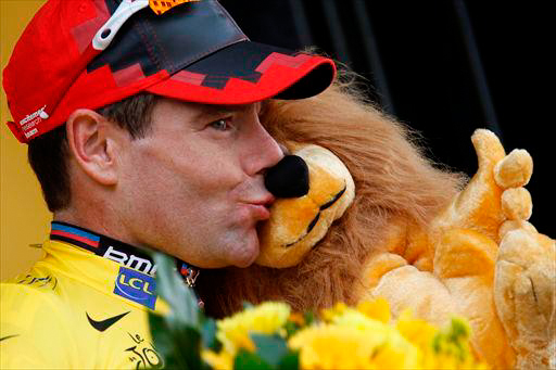 ツール・ド・フランス第98代チャンピオンがライオンにキス