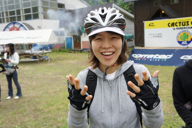 この日がスポーツバイク初体験「このグローブもさっき会場で買ったんです」