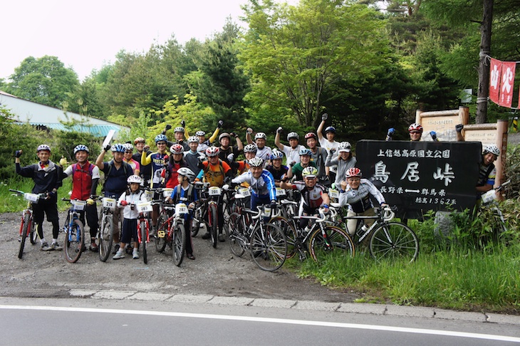 標高1,362mの鳥居峠で記念撮影