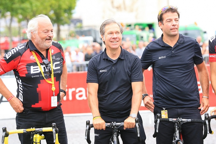 BMC社オーナーのアンディ・リース氏（左）、ジム・オショヴィッツGM、ジョン・ルランゲ監督（右）（