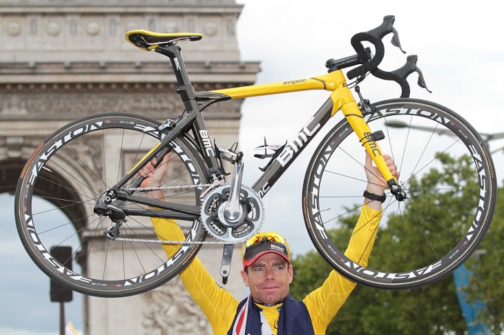 ツール・ド・フランス2011を制し、マイヨジョーヌ仕様のBMC Impecを凱旋門に掲げるカデル・エヴァンス