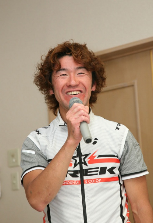 シマノ・アドバイザリースタッフで、レーサー、ガイドとして活躍する松本駿さん。乗る側の立場から活発な意見を述べていた