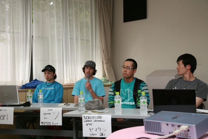 各地で活躍するガイドの皆さんが、トレイルを取り巻く現状を報告。左からB.C.ポーターの河内仙陽さん、ノーススターからはセツ・マカリスターさんと山口謙さん、そして、トレイルカッターの名取将さんが参加