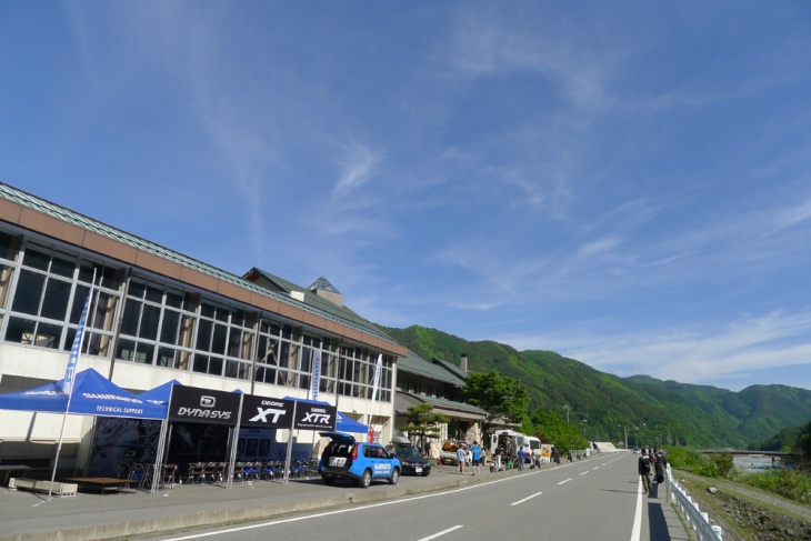 キャンプのベースとなった宿泊施設。目の前には美しい三峰川を望む
