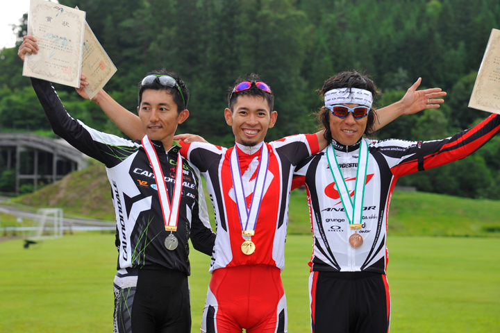 エリート男子表彰山本和弘(キャノンデールレーシングチーム)・小野寺健(TEAM SPECIALIZED)・辻浦圭一(チームブリヂストン・アンカー)