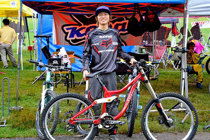 全日本DHチャンプの清水一輝(AKI FACTORY TEAM)とKONA Supreme Operator